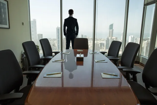 man, looking, window, business man, meeting, room, office, business, thinking, success, suit, back, business man, business man, business man, business man, business man, meeting, meeting, business, success, suit. Leitfaden zur Auswahl der Nachfolgeberatung: Kriterien und Kosten